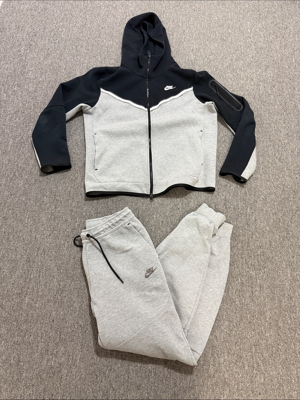 Nike Tech Black & Heather Gray Two-Piece Zip Hoodie and Joggers Set size M and L